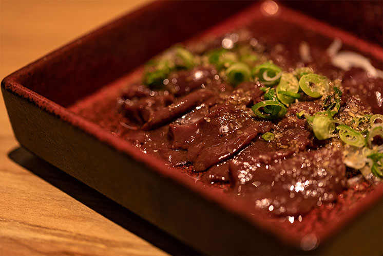馬レバ刺し ごま油